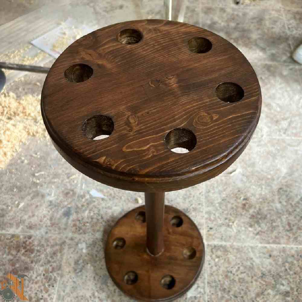 استند چوبی بیلیارد مدل کلاسیک برای نگهداری چوب‌های بیلیارد